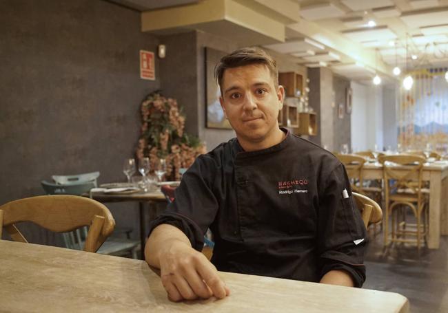 Rodrigo Herrero en la sala de su restaurante Hacheqú