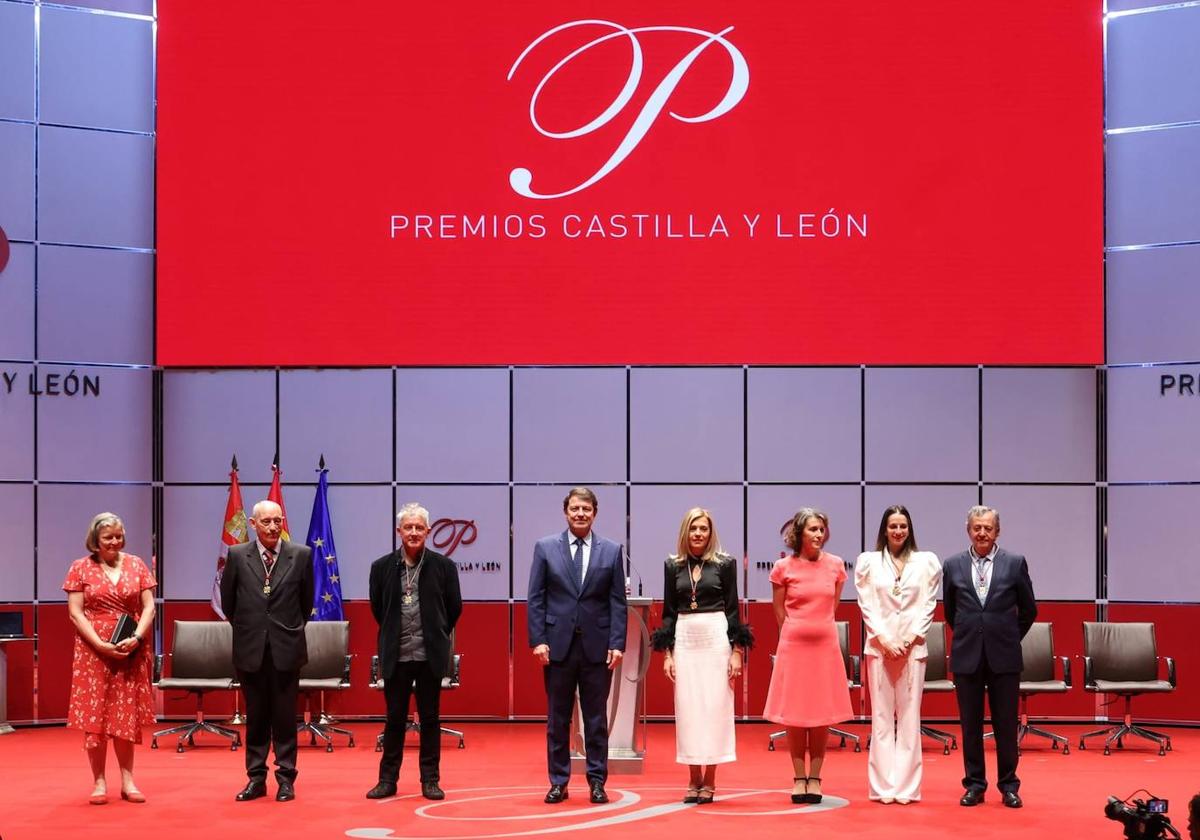 Foto de familia de los premiados con el presidente de la Junta.