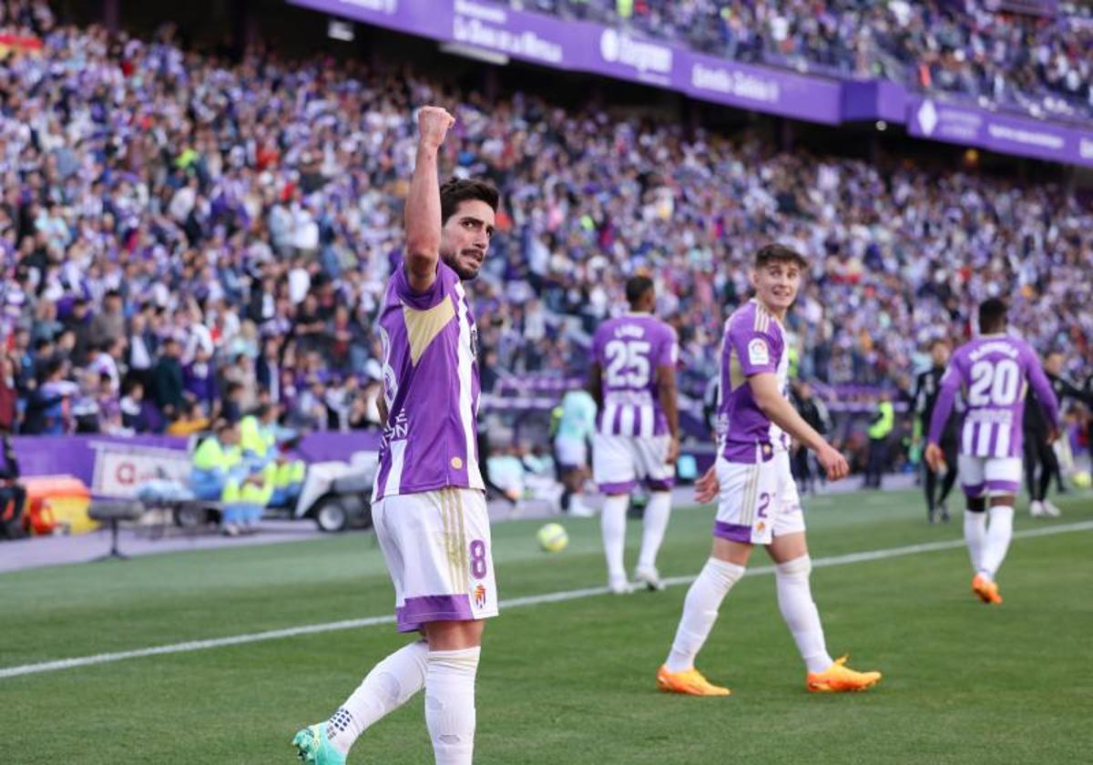 Monchu celebra el gol que marcó en la primera parte y que acabó dando la victoria al Real Valladolid.