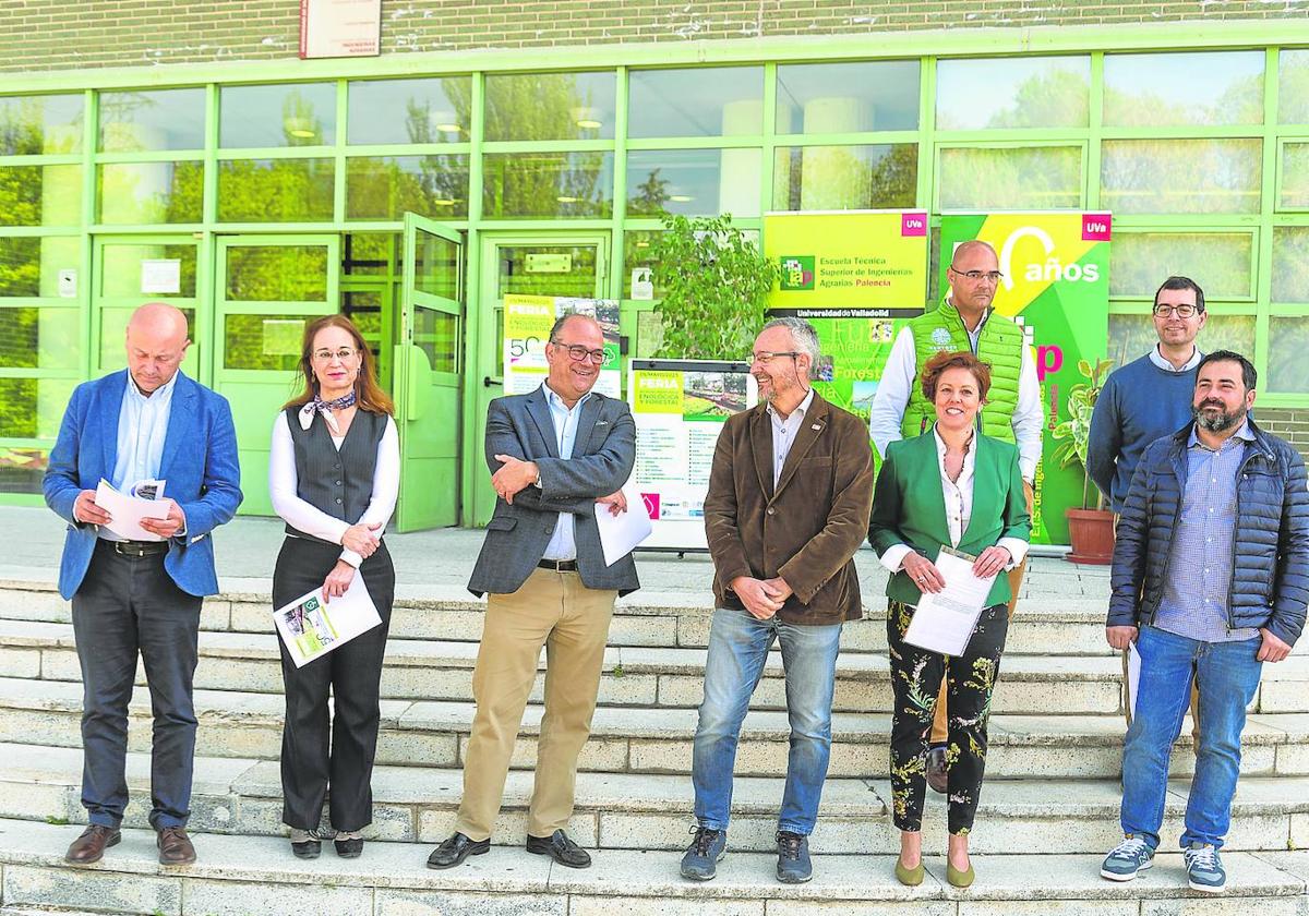 El director de la Escuela Agraria, Joaquín Navarro, en el centro, con la vicerrectora y representantes de las instituciones y de empresas que participarán en la feria.