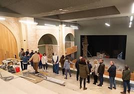Un grupo de visitantes observa el futuro escenario del centro de artes escénicas de Paredes, este sábado.
