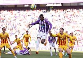 Hongla, que ejerció de frontón, despeja de cabeza un balón dentro del área.