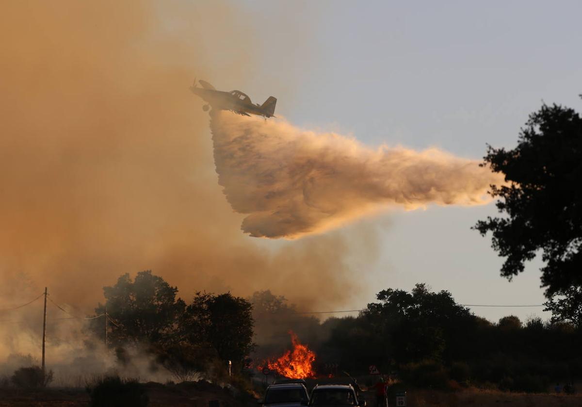 Un avión descarga agua sobre las llamas, el verano pasado, en Zamora.