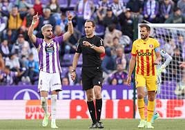 Kike Pérez pide VAR en la acción del posible penalti de Riquelme.