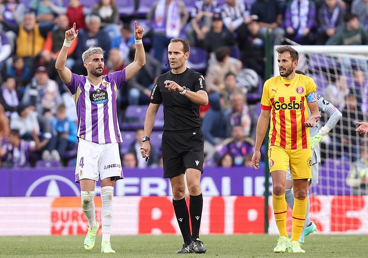 Kike Pérez pide VAR en la acción del posible penalti de Riquelme.