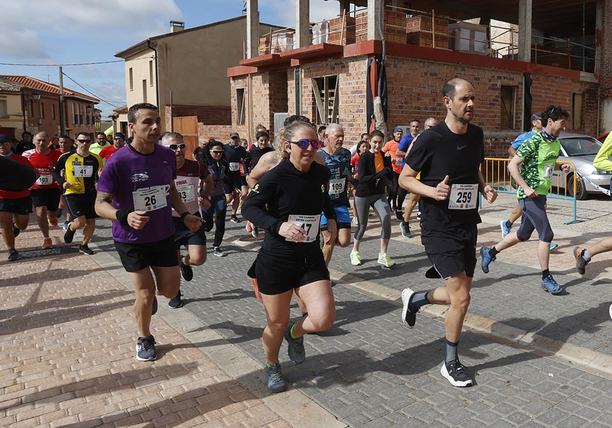 Los corredores toman la salida de la prueba Entre Castillos en Fuentes de Valdepero, este domingo.