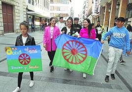 Pancartas que conmemoran el Día del Pueblo Gitano por la Calle Mayor, este pasado 10 de abril.