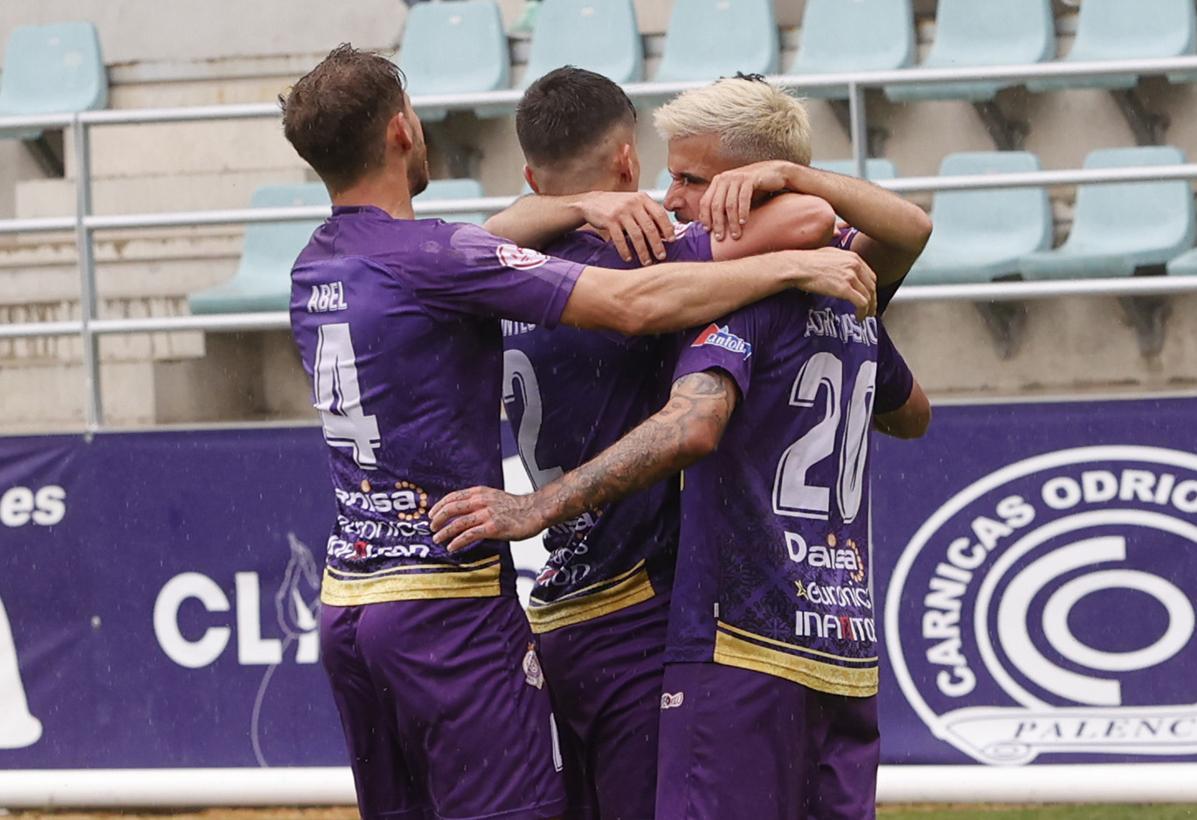 Los jugadores se abrazan y celebran el primer gol del partido.