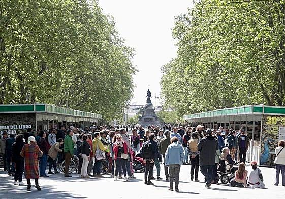 Afluencia de público en la Feria del Libro Antiguo y de Ocasión en la Acera Recoletos este domingo.