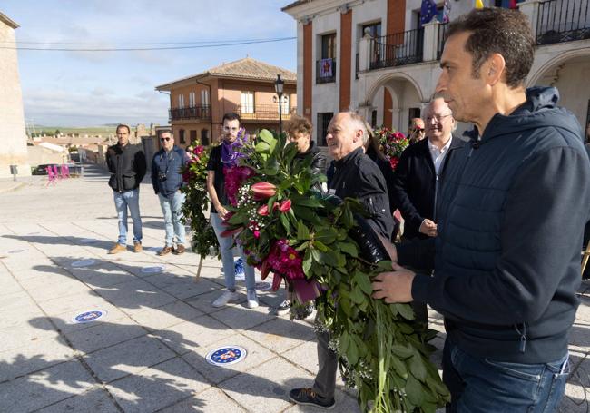 Faustino Temprano (UGT) y Vicente Andrés (CC OO) con la corona en memoria de uno de los capitanes comuneros.