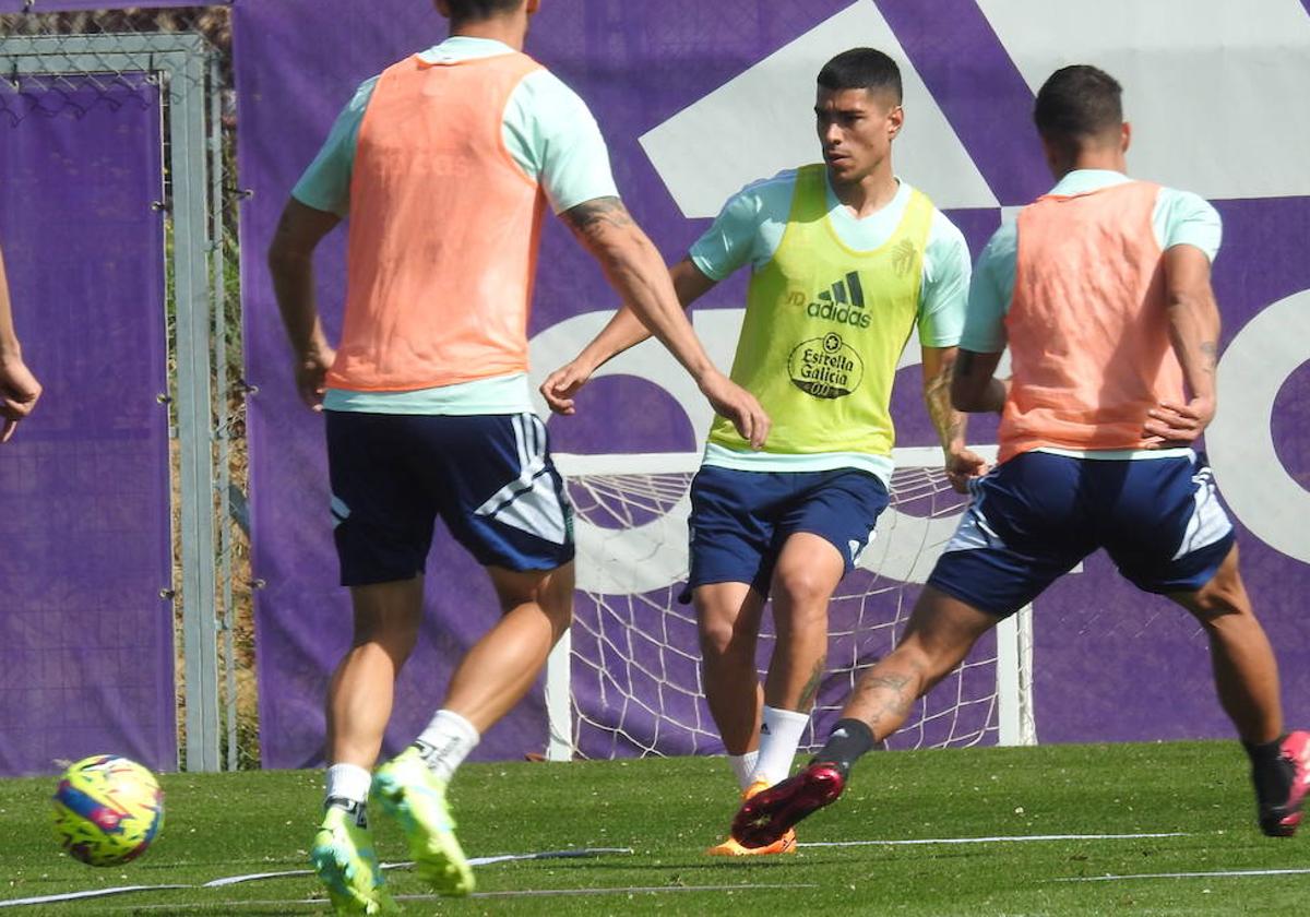 Lucas Olaza, durante la sesión de entrenamiento del Real Valladolid de este lunes en los Campos Anexos.