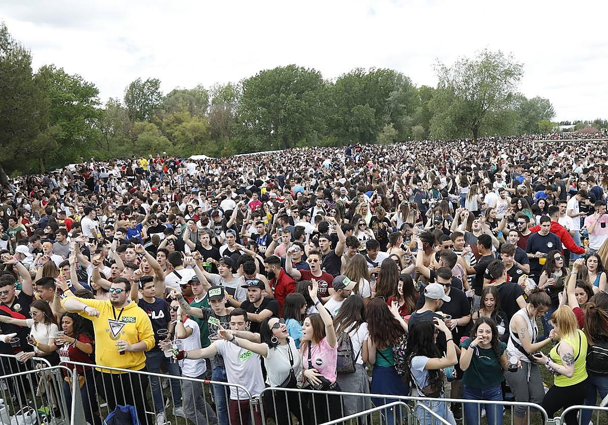 Jóvenes en la fiesta de ITA en la edición del año pasado, que contó con 12.000 personas.