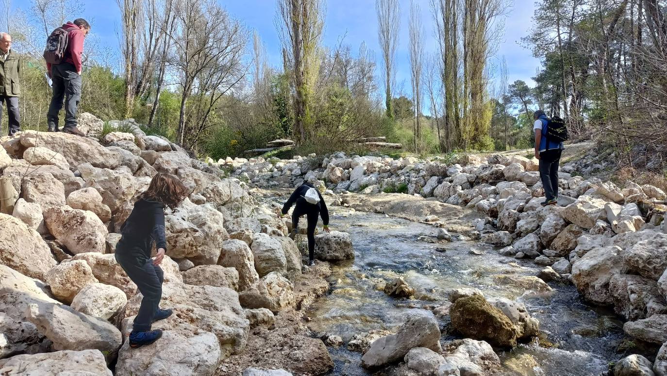 Participantes en la iniciativa, en el río Cega.