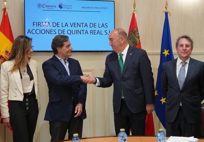 Firma de la venta de las acciones de Quinta Real.