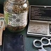 Intervienen marihuana, hachís y un puño americano a un conductor en un control