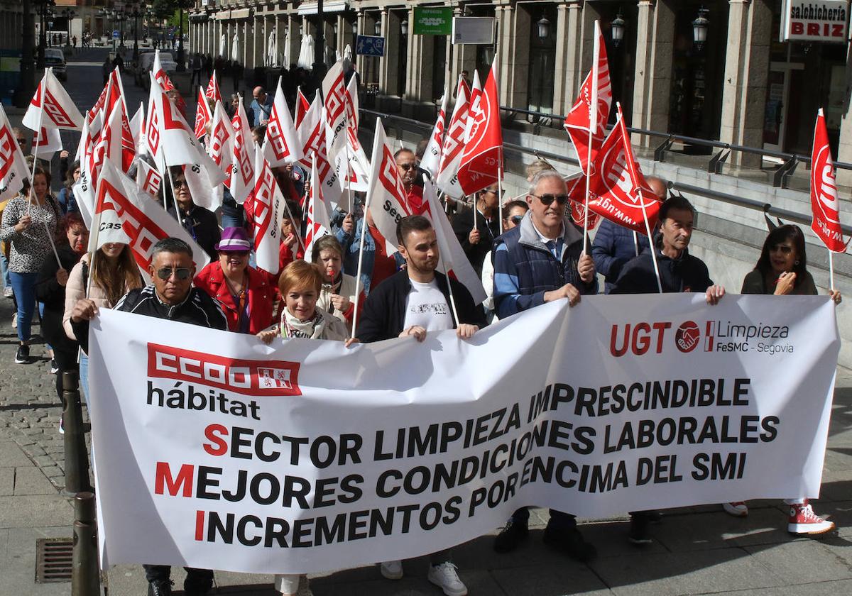 La marcha reivindicativa, a su paso por la avenida del Acueducto este lunes.