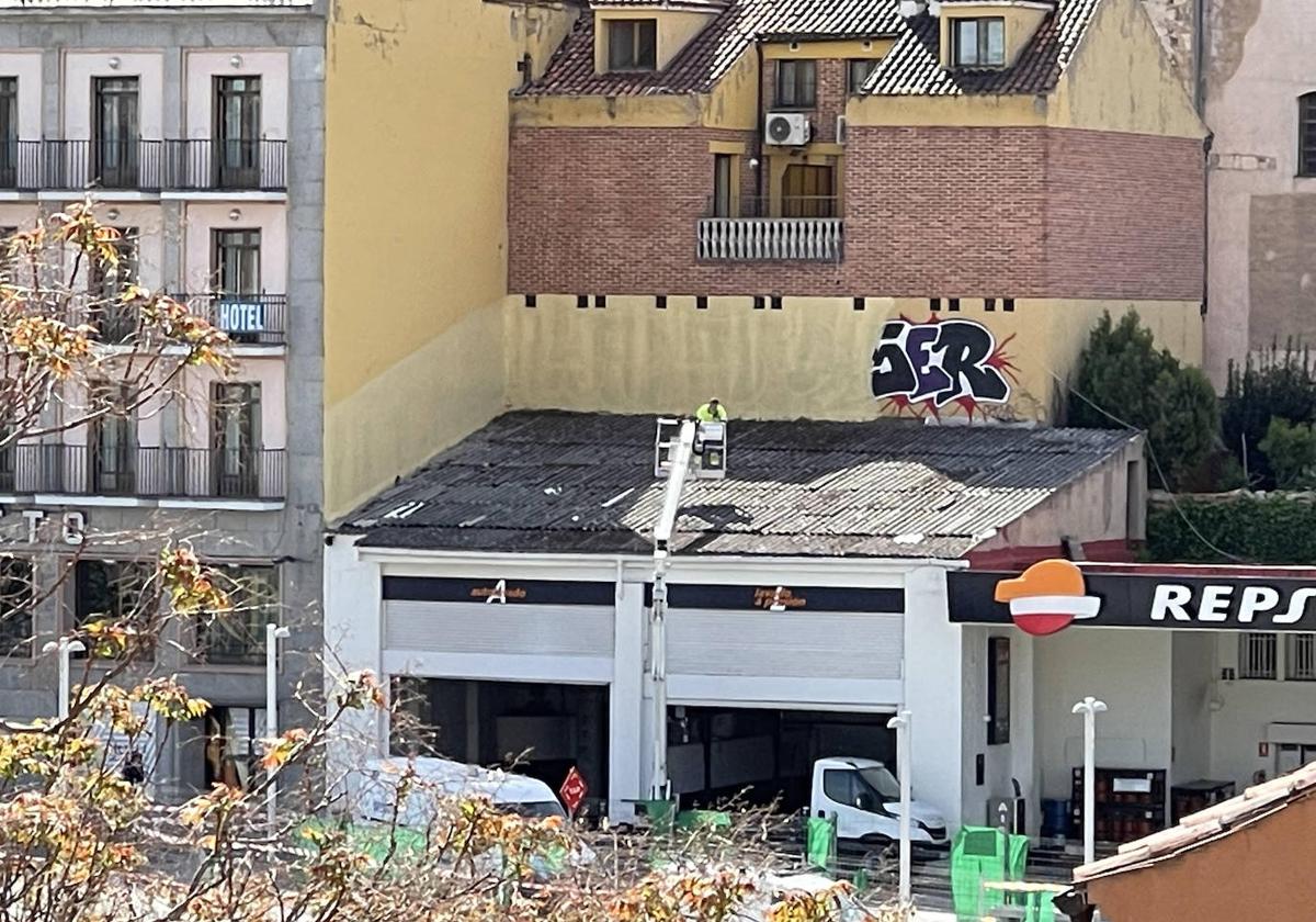 Limpieza de las pintadas realizadas junto al hotel Acueducto.