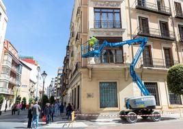 Maquinaria de obras ocupa un tramo de la calle Santiago.