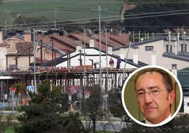 Viviendas en construcción en el Carrascalejo, dentro de Palazuelos de Eresma, y el círculo el alcalde de la localidad, Jesús Nieto.