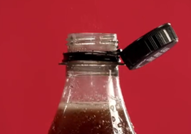 Tapón adherido de una botella de Coca-Cola