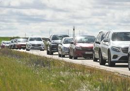 Caravana de vehículos para acceder a Villalar de los Comuneros, este domingo por la mañana.