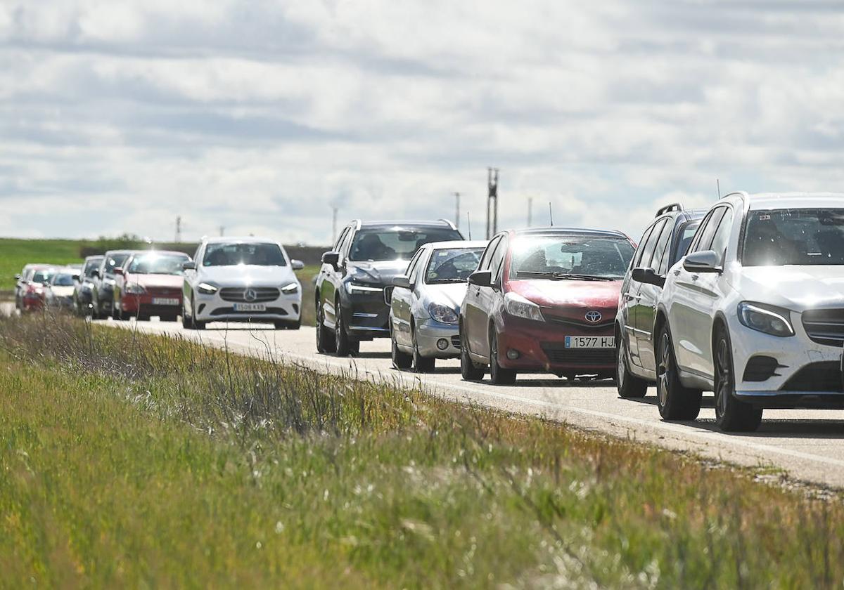 Caravana de vehículos para acceder a Villalar de los Comuneros, este domingo por la mañana.