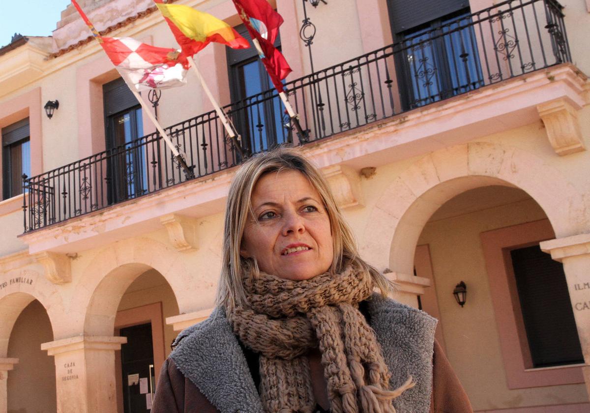 La actual alcaldesa de Cabezuela y senadora, Ana Agudiez, frente a la Casa Consistorial.