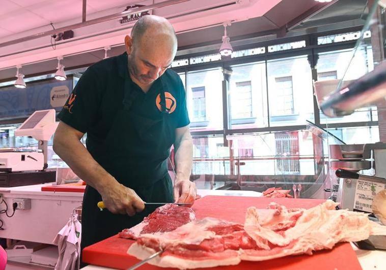 Javier de las Heras cortando carne en una de las carnicerías del Mercado del Val