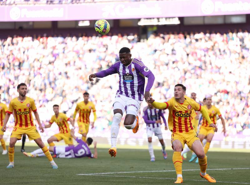 Hongla despeja el balón durante el partido disputado frente al Girona.