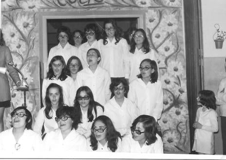 Imagen secundaria 1 - Arriba, en 1969, las alumnas con el consejero. Abajo, un día en el colegio en 1972 e instalaciones del colegio abandonadas.