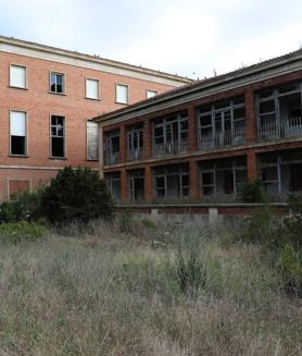 Imagen secundaria 2 - Arriba, en 1969, las alumnas con el consejero. Abajo, un día en el colegio en 1972 e instalaciones del colegio abandonadas.