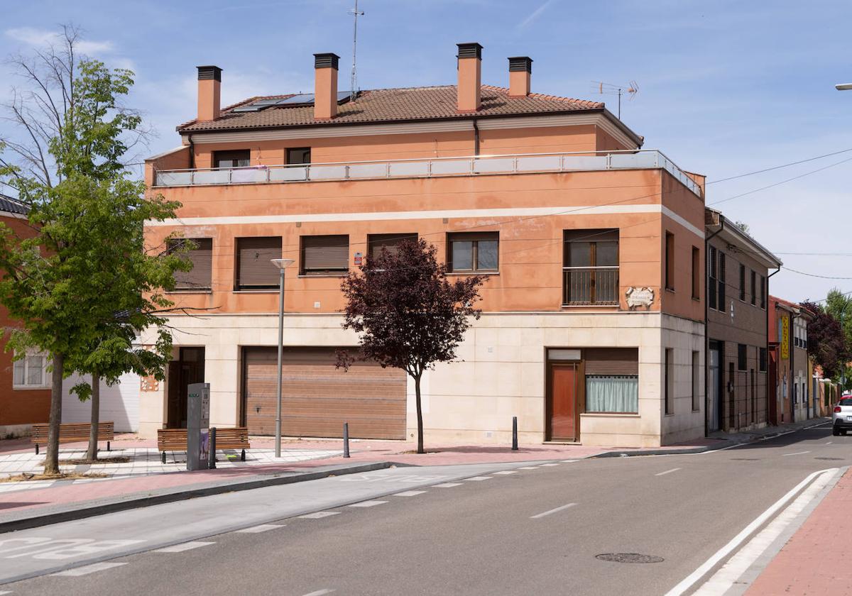 Edificio Alfonso X, en La Overuela, afectado por la okupación.