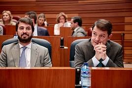Juan García-Gallardo y Alfonso Fernández Mañueco, momentos antes del pleno de este martes, en las Cortes de Castilla y León.