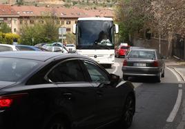 Tráfico intenso de coches y vehículos pesados, este martes por la mañana, en la calle San Gabriel de Segovia.