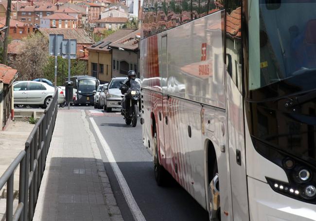 Los vehículos pasan demasiado cerca de la acera en algunos tramos de San Gabriel, como advierten vecinos afectados. De Torre