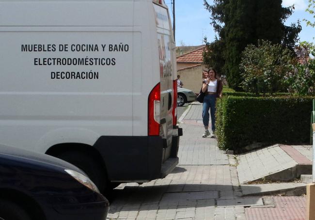 Los aparcamientos en batería, depende del vehículos, en ocasiones invaden la acera.