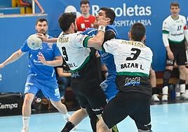 Toledo trata de hacerse hueco entre dos jugadores de Anaitasuna, en el último partido en Huerta del Rey.