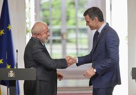 Pedro Sánchez (d) y Lula da Silva (i) tras la rueda de prensa celebrada hoy en el Palacio de La Moncloa.