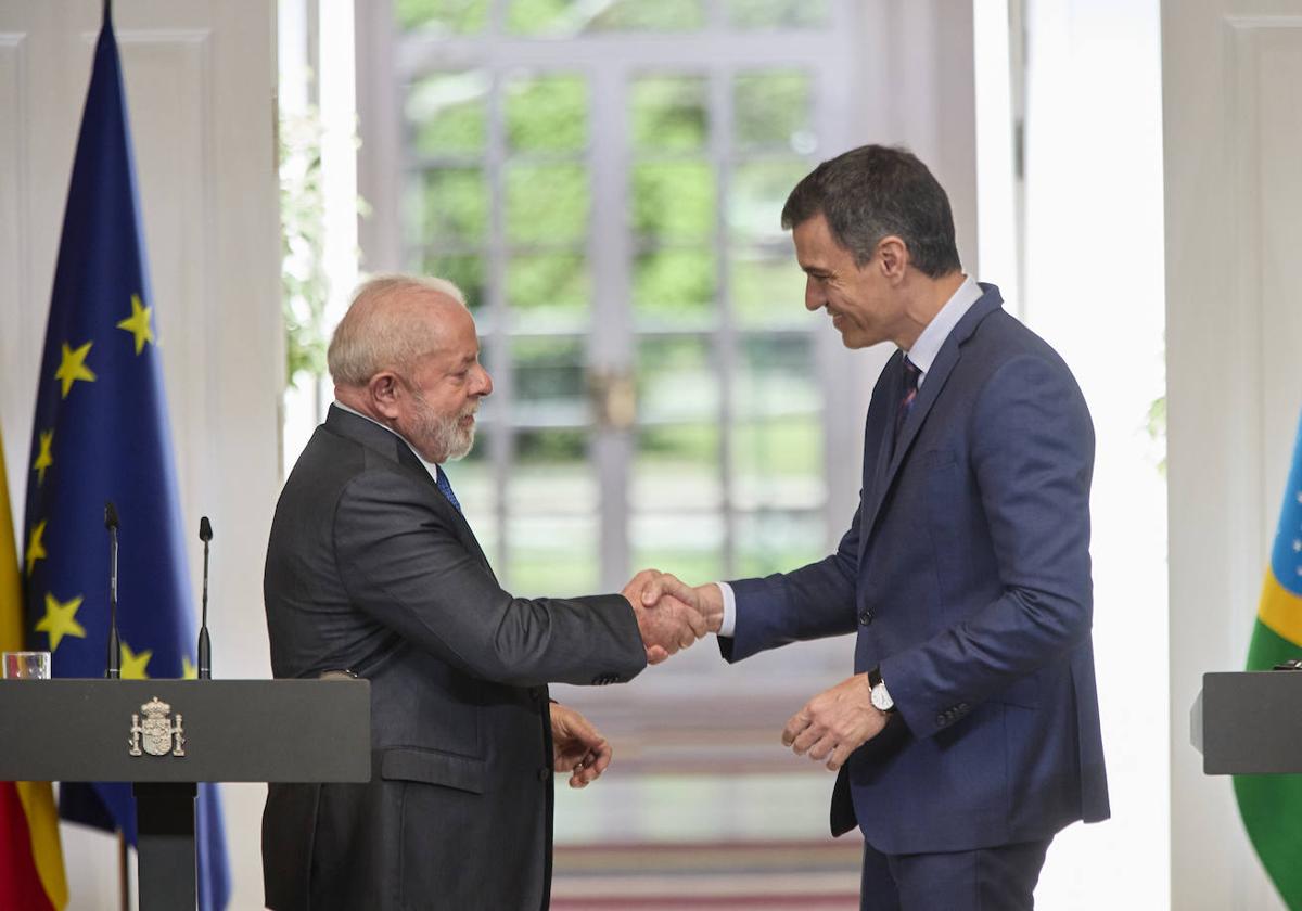 Pedro Sánchez (d) y Lula da Silva (i) tras la rueda de prensa celebrada hoy en el Palacio de La Moncloa.