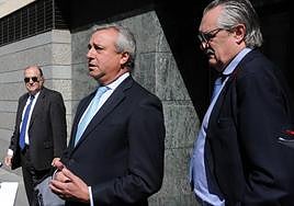 El ex director de Deportes de la Junta, Andrés Martín de Paz y su letrado (d) tras declarar por la trama eólica en 2017.
