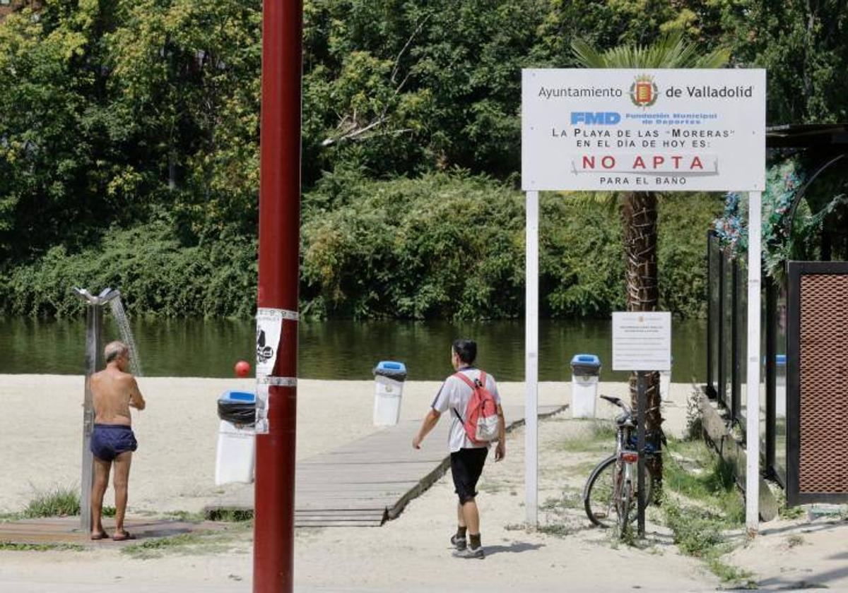 Cartel de 'no apta para el baño colgado en julio del año pasado en Las Moreras.