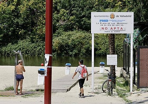 Cartel de 'no apta para el baño colgado en julio del año pasado en Las Moreras.