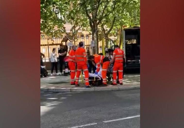 Atención sanitaria del joven herido.