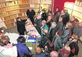 Un grupo de visitantes recibe explicaciones del contenido del Archivo de la Casa Ducal de Alburquerque.