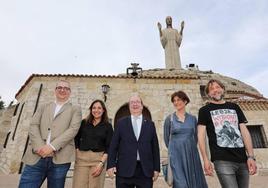 El ministro Iceta, a los pies de la estatua del Cristo, con la candidata Miriam Andrés y otros miembros de la lista del PSOE a la Alcaldía de Palencia.