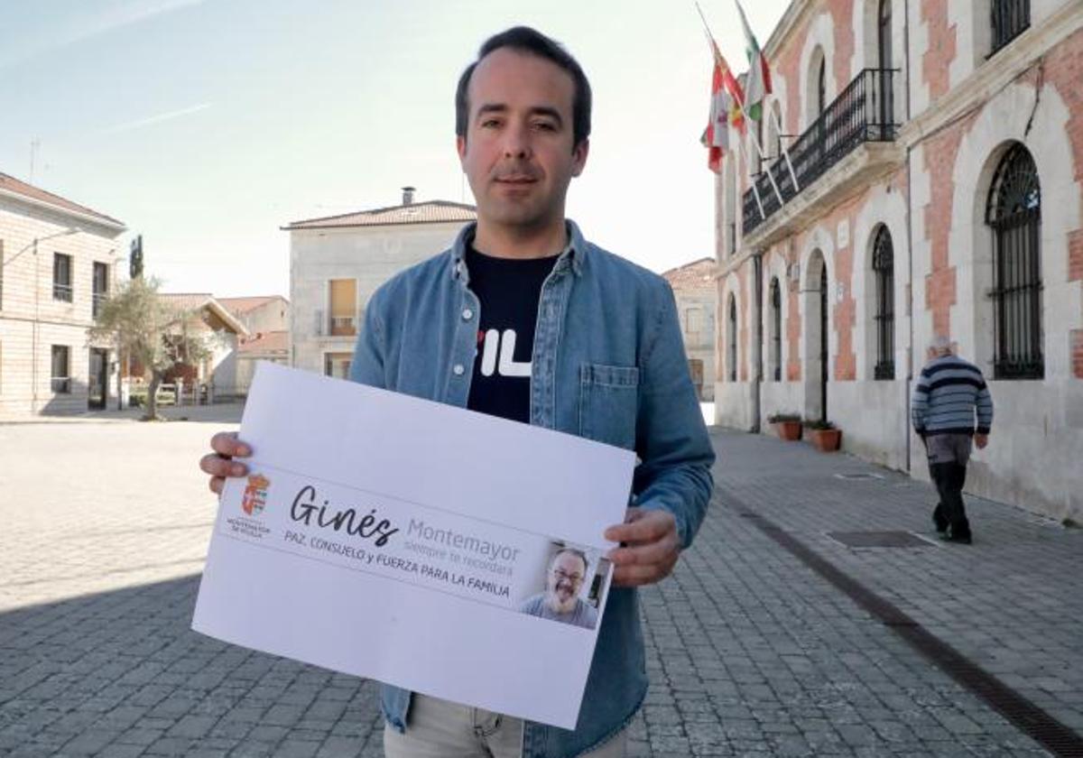 El alcalde de la localidad, Iván Velasco, con uno de los carteles en memoria del vecino fallecido.