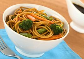 Plato de pasta integral con verduras.