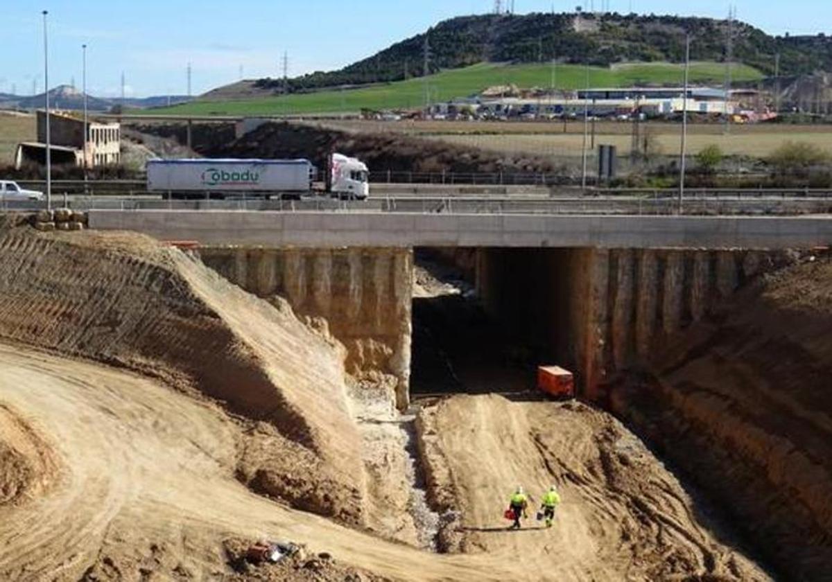 Paso inferior de la variante de mercancías que discurre bajo la autovía de Soria, en marzo de 2021.