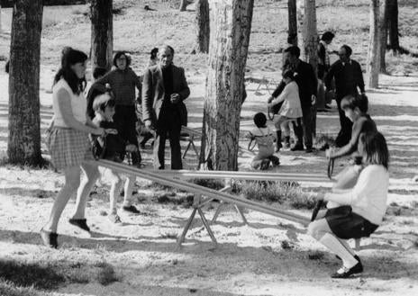 Imagen secundaria 1 - Arriba, vecinos merendando junto a la Fuente El Sol en los años noventa. Debajo, a la izquierda, columpios en 1973. A la derecha, resultado de los trabajos de regeneración forestal y paisajista de 1997.