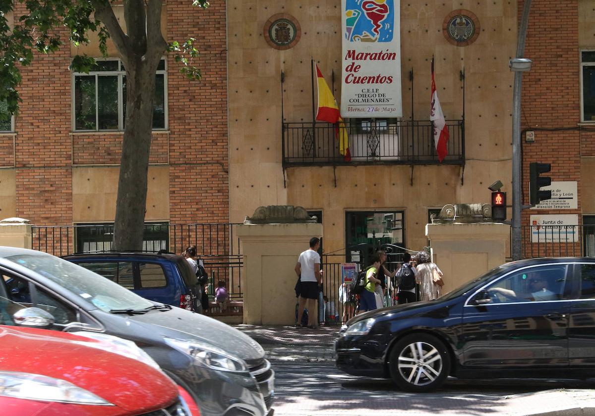 Tráfico en el entorno del colegio Diego de Colmenares.